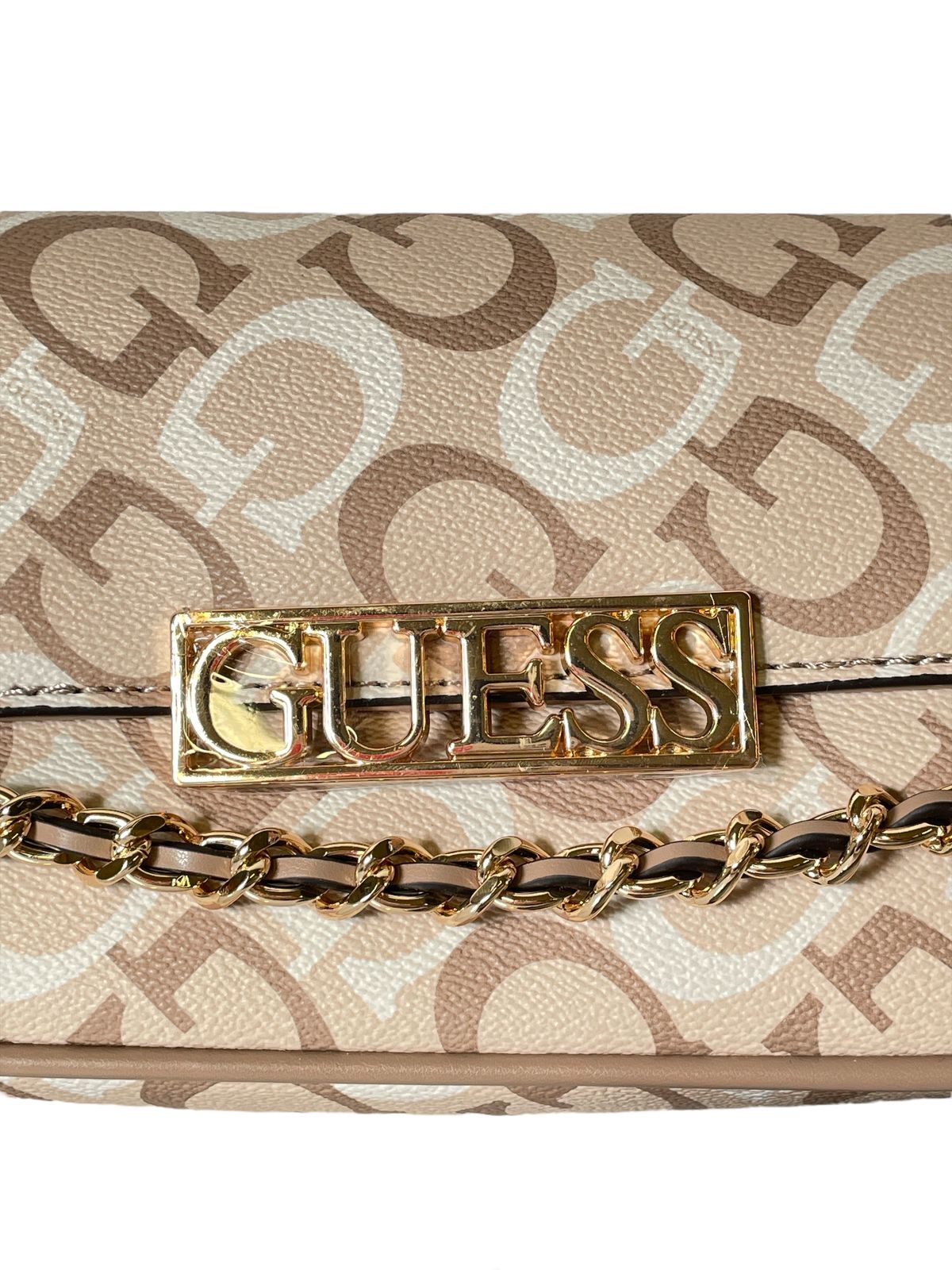 Bolsa Guess "G Chain Chic" – Estilo elegante con cadena frontal